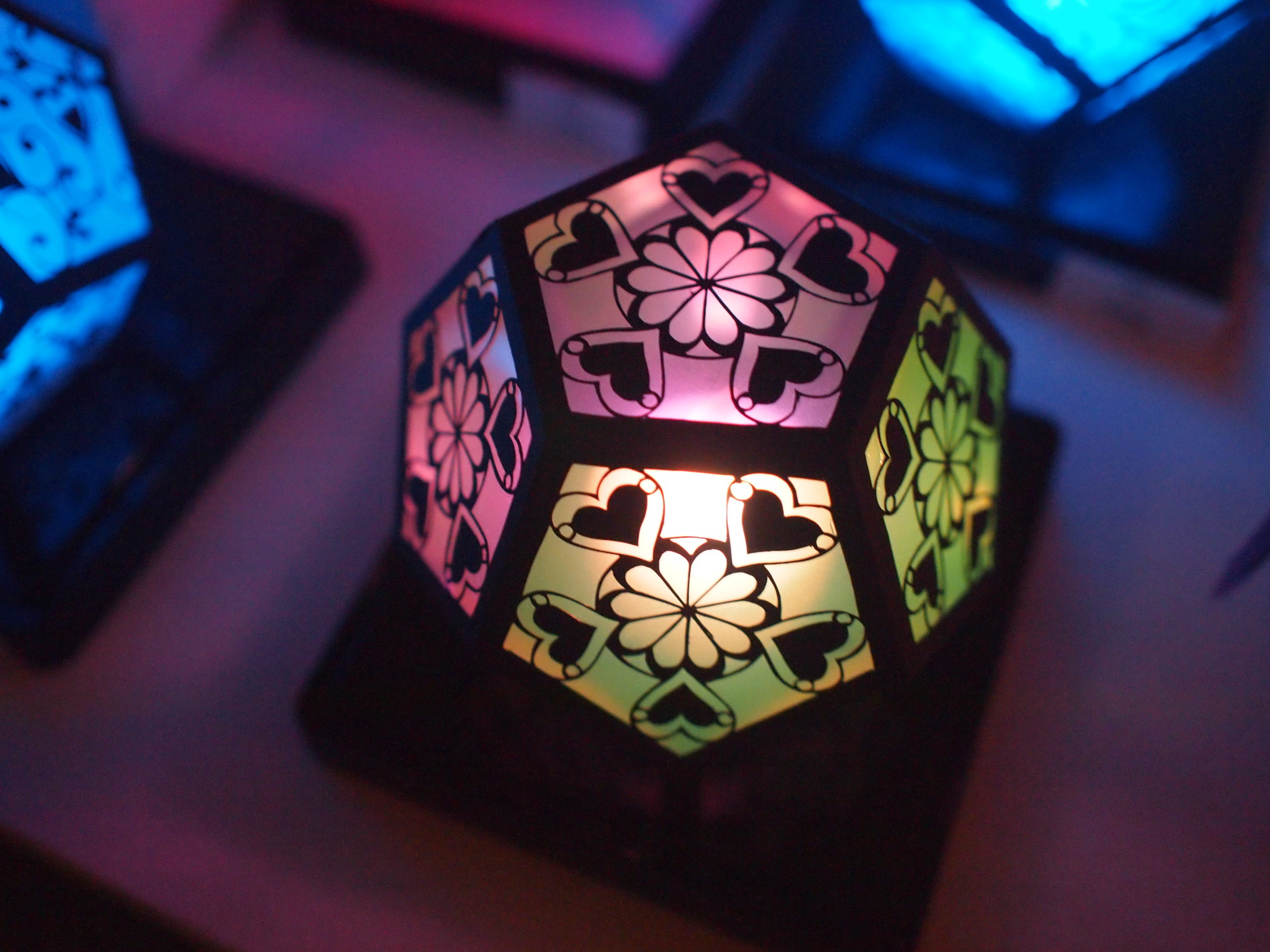 切り絵作品「heart flower」ハート型のモチーフ
