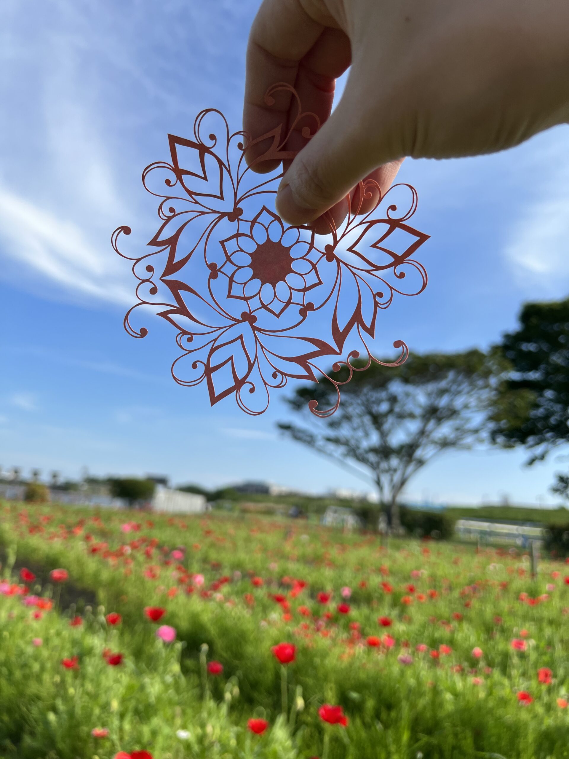 青空を背景にした切り絵作品