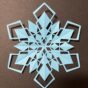 折り紙で作った雪の結晶の切り絵