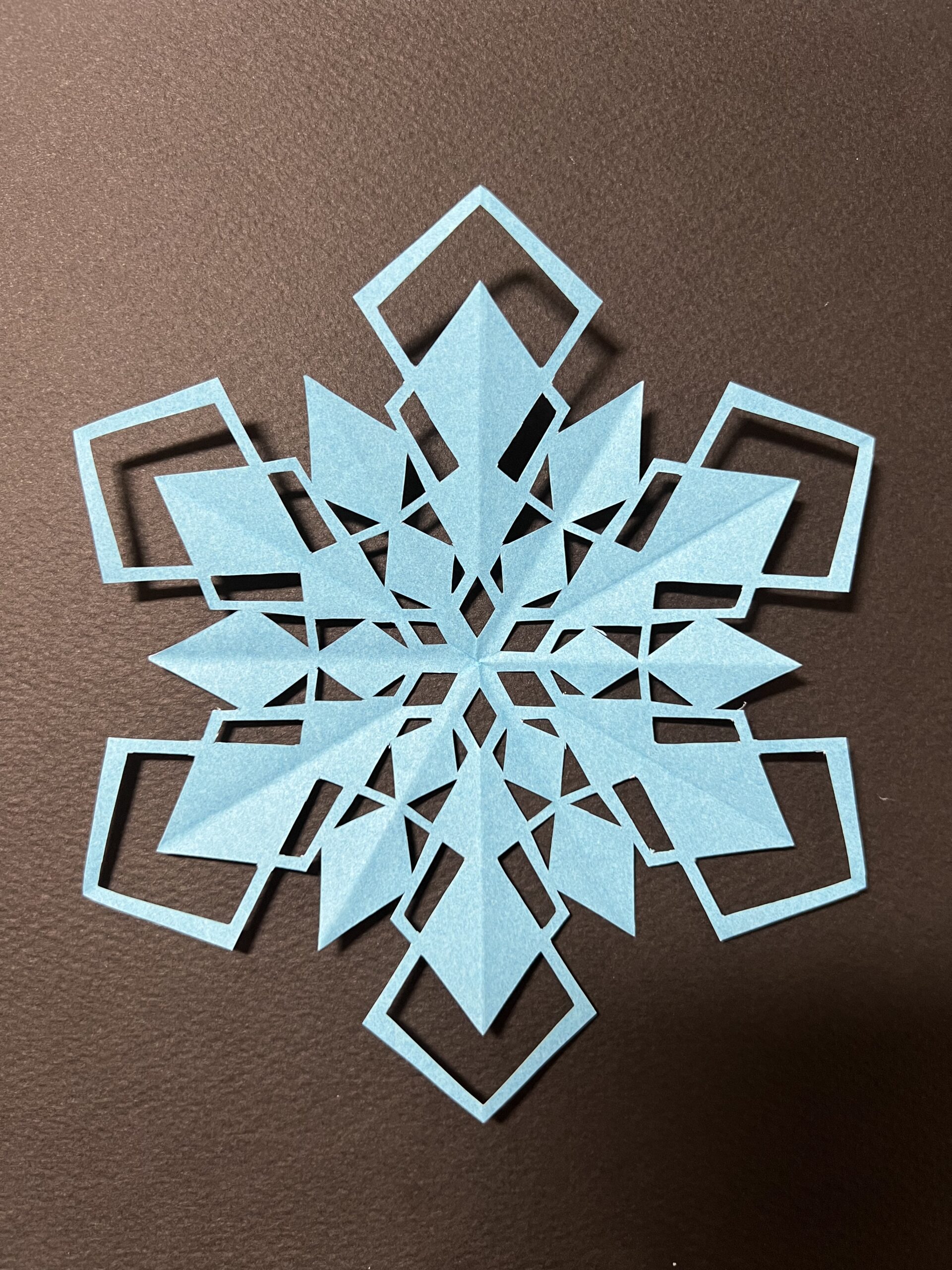 折り紙で作った雪の結晶の切り絵